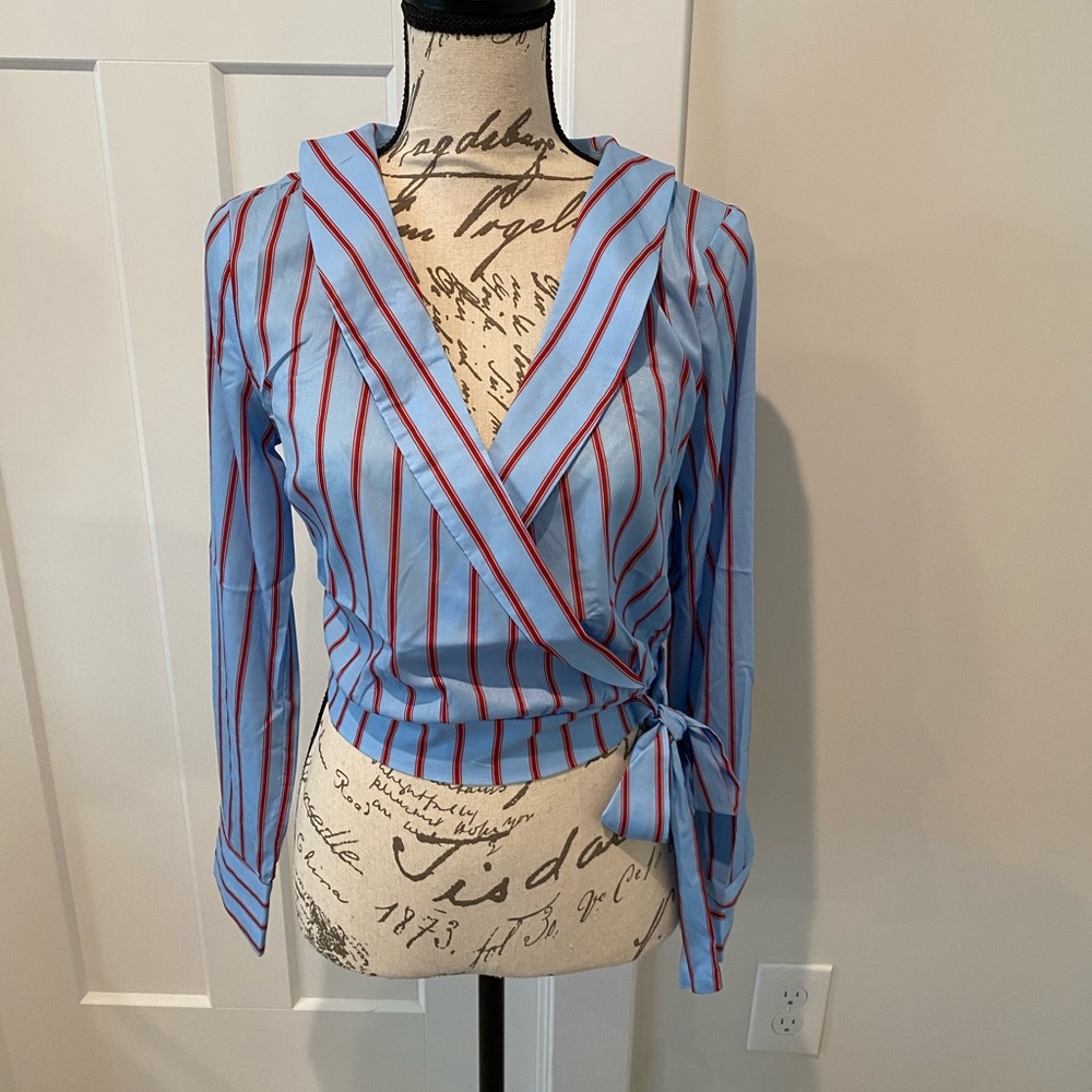 ✨BOUTIQUE✨ Semi Crop Striped Blouse with Tie